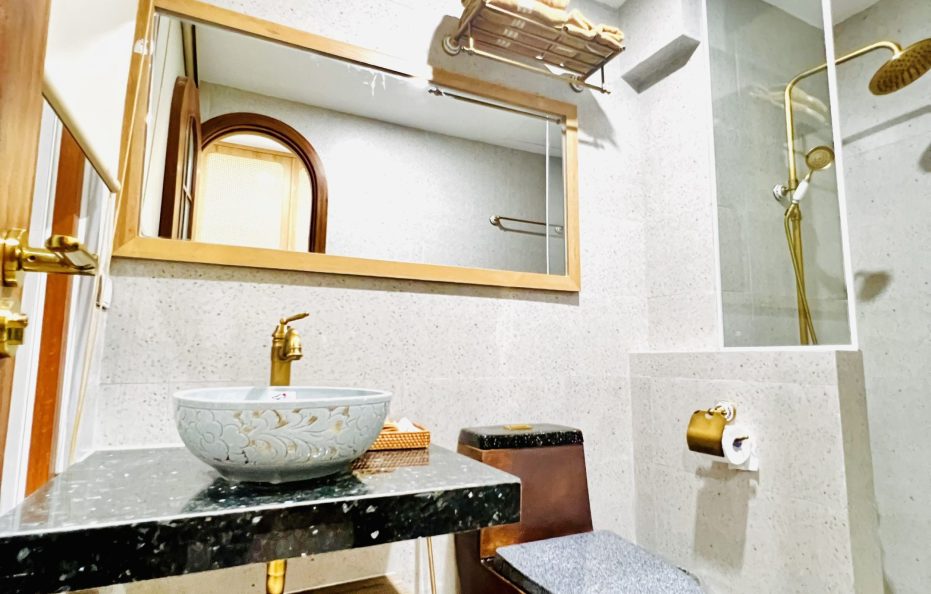 Superior King Room City View