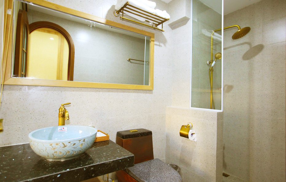 Superior King Room City View