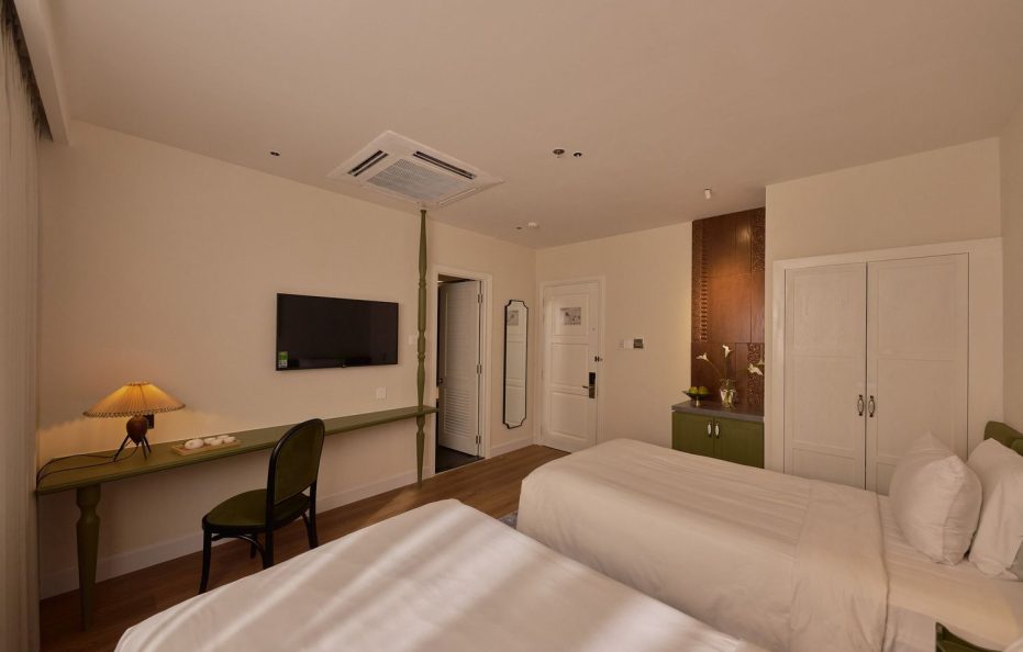 Deluxe Twin With Bathtub