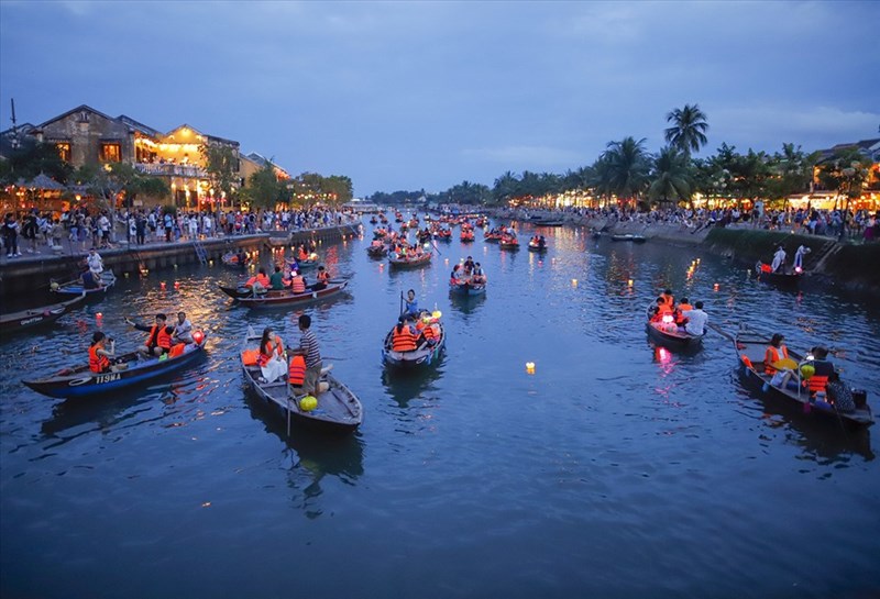 TOUR THUYỀN THẢ HOA ĐĂNG TRÊN SÔNG HOÀI – PHỐ CỔ HỘI AN