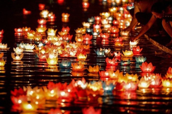 TOUR THUYỀN THẢ HOA ĐĂNG TRÊN SÔNG HOÀI – PHỐ CỔ HỘI AN