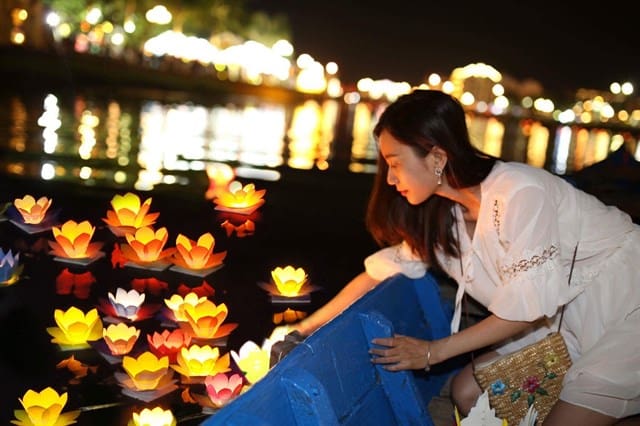 TOUR THUYỀN THẢ HOA ĐĂNG TRÊN SÔNG HOÀI – PHỐ CỔ HỘI AN